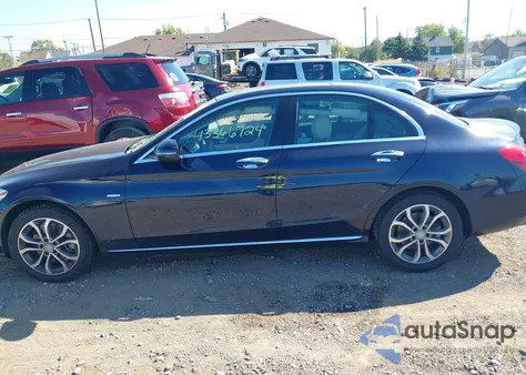 2016 Mercedes-Benz C 300 4Matic из США, поврежденный, VIN 55SWF4KB2GU132993